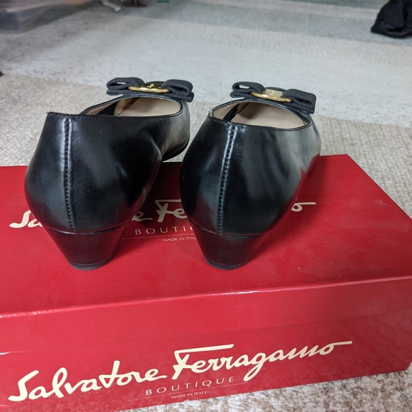 Salvatore Ferragamo Vara Pump - Picture 7 of 9